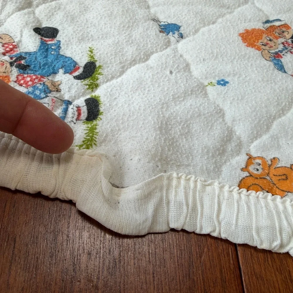 Vintage 1976 Raggedy Ann & Andy Quilted Baby Blanket Ruffle Trim 32 x 45 Nursery